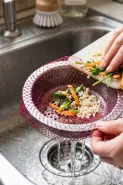 Jaring bawang bekas ternyata bisa dimanfaatkan jadi penyaring sisa makanan di bak cuci