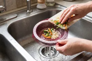 Jaring bawang bekas ternyata bisa dimanfaatkan jadi penyaring sisa makanan di bak cuci