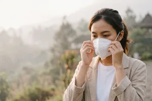 Masker COVID ternyata nggak otomatis ampuh buat abu Anak Krakatau, ini penjelasannya