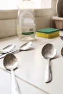 Kenapa sendok stainless bisa terlihat kusam setelah sering dicuci? ini penyebabnya
