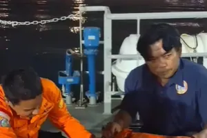 Pelampung dan buoy ditemukan kapal TNI AL saat cari 5 jurnalis dan 3 kru di Selat Sunda
