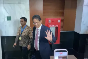 Usai lengser dari Menkeu, Purbaya pilih menikmati mancing di kolam rumah sambil melamun kenapa dipecat