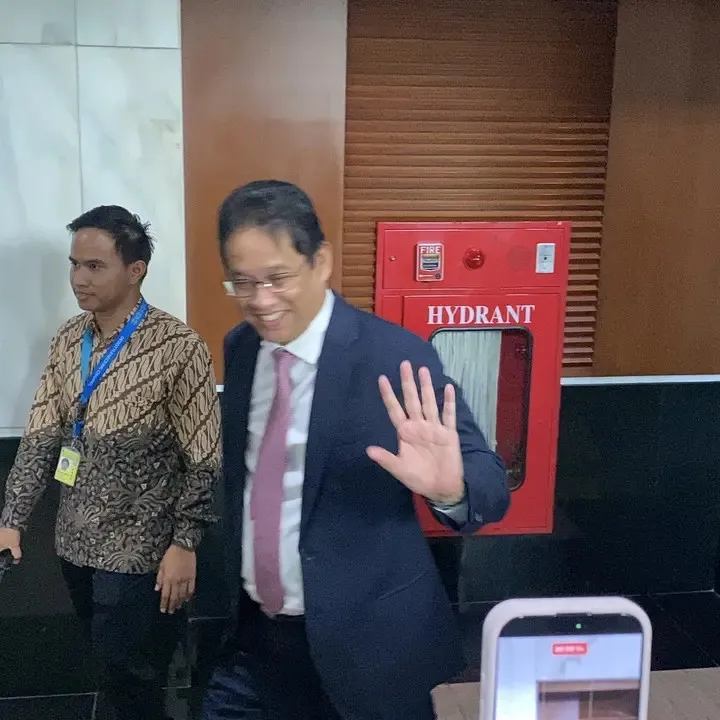 Usai lengser dari Menkeu, Purbaya pilih menikmati mancing di kolam rumah sambil melamun kenapa dipecat