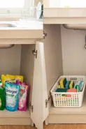 Area bawah wastafel berantakan? Pisahkan barang berdasarkan fungsinya dengan cara ini