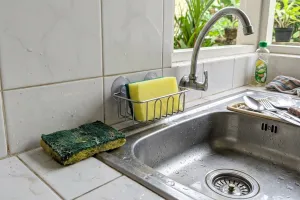 Spons cuci piring mulai bau meski sudah dicuci, ini tanda sudah tak layak dipakai
