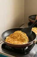 Telur dadar sering sobek saat dibalik? trik sederhana ini bikin bentuknya lebih utuh