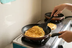 Telur dadar sering sobek saat dibalik? trik sederhana ini bikin bentuknya lebih utuh