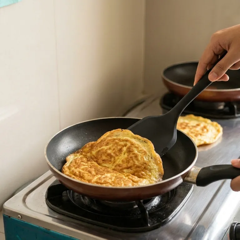 Telur dadar sering sobek saat dibalik? trik sederhana ini bikin bentuknya lebih utuh