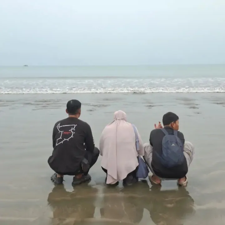 Keluarga 5 jurnalis dan 3 kru kapal tabur bunga di Selat Sunda setelah pencarian dihentikan