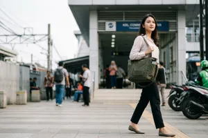 5 Rekomendasi tas kerja wanita untuk naik KRL, bus, atau motor