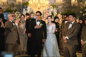 7 Potret dan fakta pernikahan Andre Taulany & Amanda Rigby, khidmat dihadiri keluarga dan sahabat