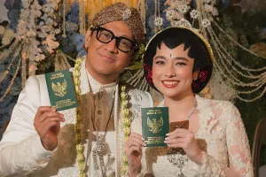 Rancangan Didiet Maulana, detail baju akad beskap Andre Taulany dan kebaya veil menjuntai Amanda Rigby