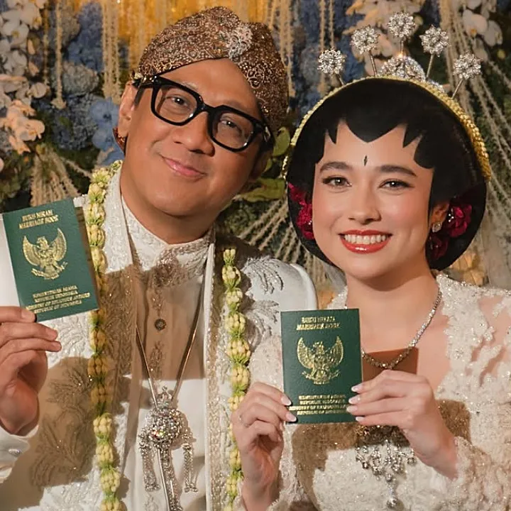 Rancangan Didiet Maulana, detail baju akad beskap Andre Taulany dan kebaya veil menjuntai Amanda Rigby