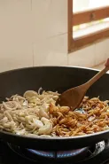 Bawang ditumis dengan api kecil vs sedang, mana yang lebih mudah dikontrol?
