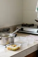 Makanan panas langsung masuk kulkas, boleh atau malah berbahaya?