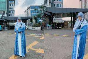 Tinggalkan gaya rocker sementara, Mita The Virgin tampil anggun berhijab biru saat bertolak umrah