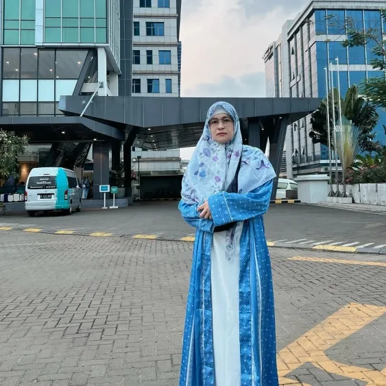 Tinggalkan gaya rocker sementara, Mita The Virgin tampil anggun berhijab biru saat bertolak umrah