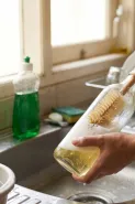 Bau tengik botol minyak bekas agar bisa dipakai kembali, cuci bagian ini