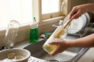 Bau tengik botol minyak bekas agar bisa dipakai kembali, cuci bagian ini