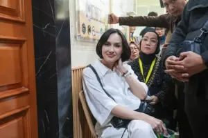 Sidang perdana cerai dari Demian Aditya, Sara Wijayanto irit bicara dan bagi-bagi cokelat