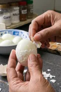 Kulit telur ikut terkelupas saat dikupas? Trik sederhana agar putih telur tetap utuh