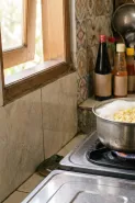 Masak mi instan, air rebusan sering meluap? Coba lakukan ini sebelum ditinggal