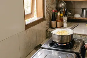 Masak mi instan, air rebusan sering meluap? Coba lakukan ini sebelum ditinggal