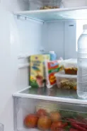 Botol minum di kulkas sering basah di bagian luar, coba perhatikan posisi simpannya
