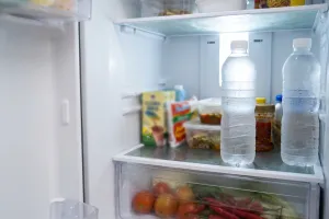 Botol minum di kulkas sering basah di bagian luar, coba perhatikan posisi simpannya