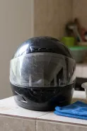 Begini cara membersihkan kaca helm buram tanpa menggosoknya keras