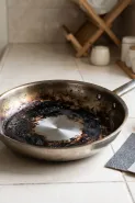 Wajan stainless gosong dan berkerak? Coba cara ini untuk mengikis noda membandel