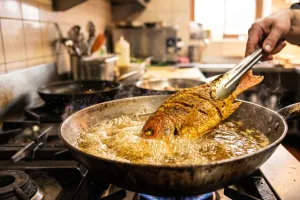 Trik goreng ikan tanpa bikin minyaknya meletup-letup, ternyata cuma pakai buah kecil yang satu ini