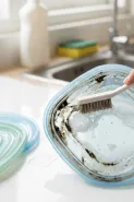 Cara membersihkan celah tutup wadah makanan yang menghitam, cukup pakai sikat kecil
