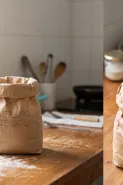 Cara mengambil tepung dari kemasan agar tidak berceceran di meja dapur