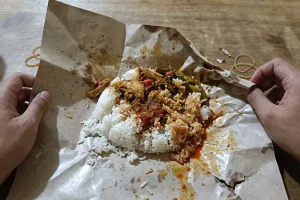 Hack bungkus makanan pakai kertas minyak yang nasi dan lauk terpisah, makanan jadi awet seharian