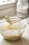 Sisa adonan menempel di whisk? Begini cara mengeluarkannya dari sela kawat