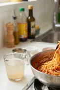 Air rebusan pasta sering terbuang? Sisihkan sedikit untuk membantu saus menempel
