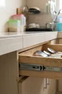 Laci dapur seret saat dibuka? Cek rel dan isi laci sebelum mengganti perangkatnya
