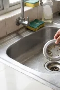 Saringan bak cuci piring cepat berlendir dan bau? Bagian ini jangan cuma dibilas
