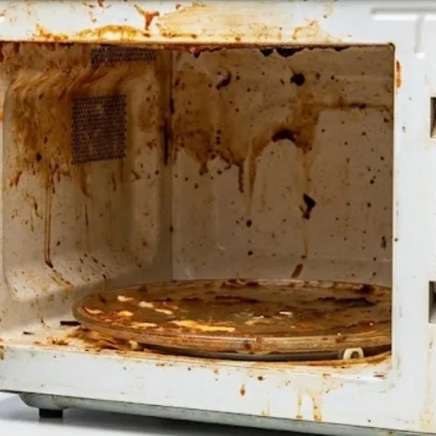 Banyak noda membandel di microwave? Bersihkan total cuma pakai trik sederhana ini tanpa ribet