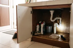 Kolong wastafel bau apek padahal dapur sudah bersih? Coba cek 5 bagian ini
