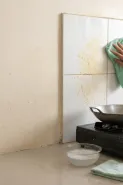 Dinding dekat kompor penuh cipratan minyak? Begini cara membersihkannya sesuai jenis permukaan