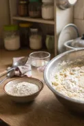 Tepung pelapis gorengan menggumpal saat dicampur? Begini cara mengatasinya