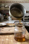 Minyak goreng bekas masih mengandung remah? Begini cara menyaringnya dengan benar