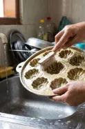 Cara membersihkan cetakan kue yang berlekuk tanpa menggores permukaannya
