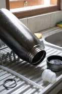 Cara mengeringkan botol minum hingga ke bagian dasar agar tidak lembap
