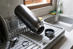 Cara mengeringkan botol minum hingga ke bagian dasar agar tidak lembap