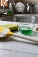 Trik membersihkan noda kunyit di spatula putih tanpa menggosok keras