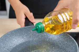 Hack bikin botol minyak corong dari bekas air mineral, hemat dan prosesnya gampang banget