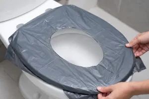 Hack bikin alas dudukan kloset darurat dari plastik bekas di rumah, praktis daripada jadi sampah